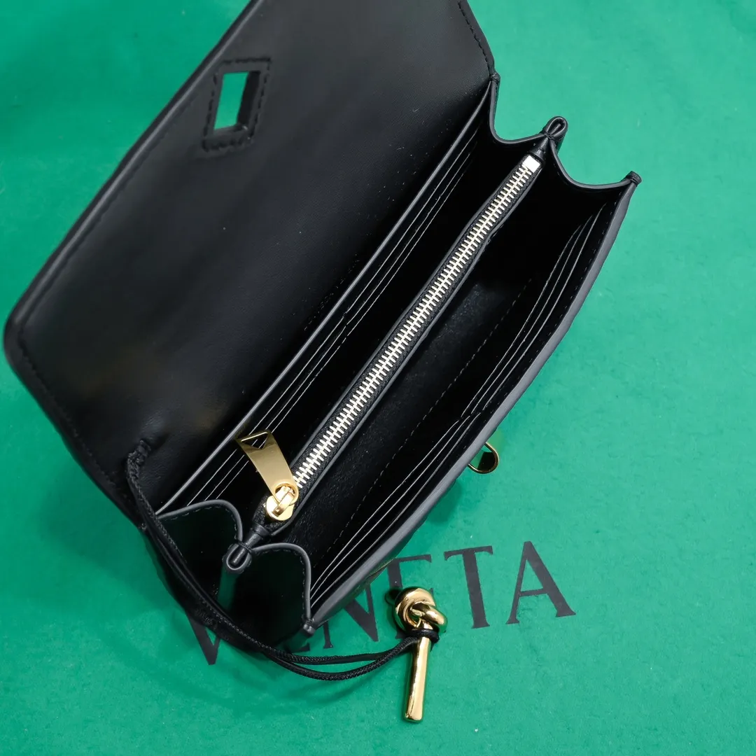 Batch 1160 BV Andiamo clutch wallet is super high-end🤎🤎How come the long clutch bag is so exquisite~ The braided style bag surface paired with all-copper hardware is really warm and high-end. The bag body is super light and can be grabbed easily! It can store a lot of small items and large mobile phones ~ very practical for daily use. Style number: 1504 Size: 19*11.5*3